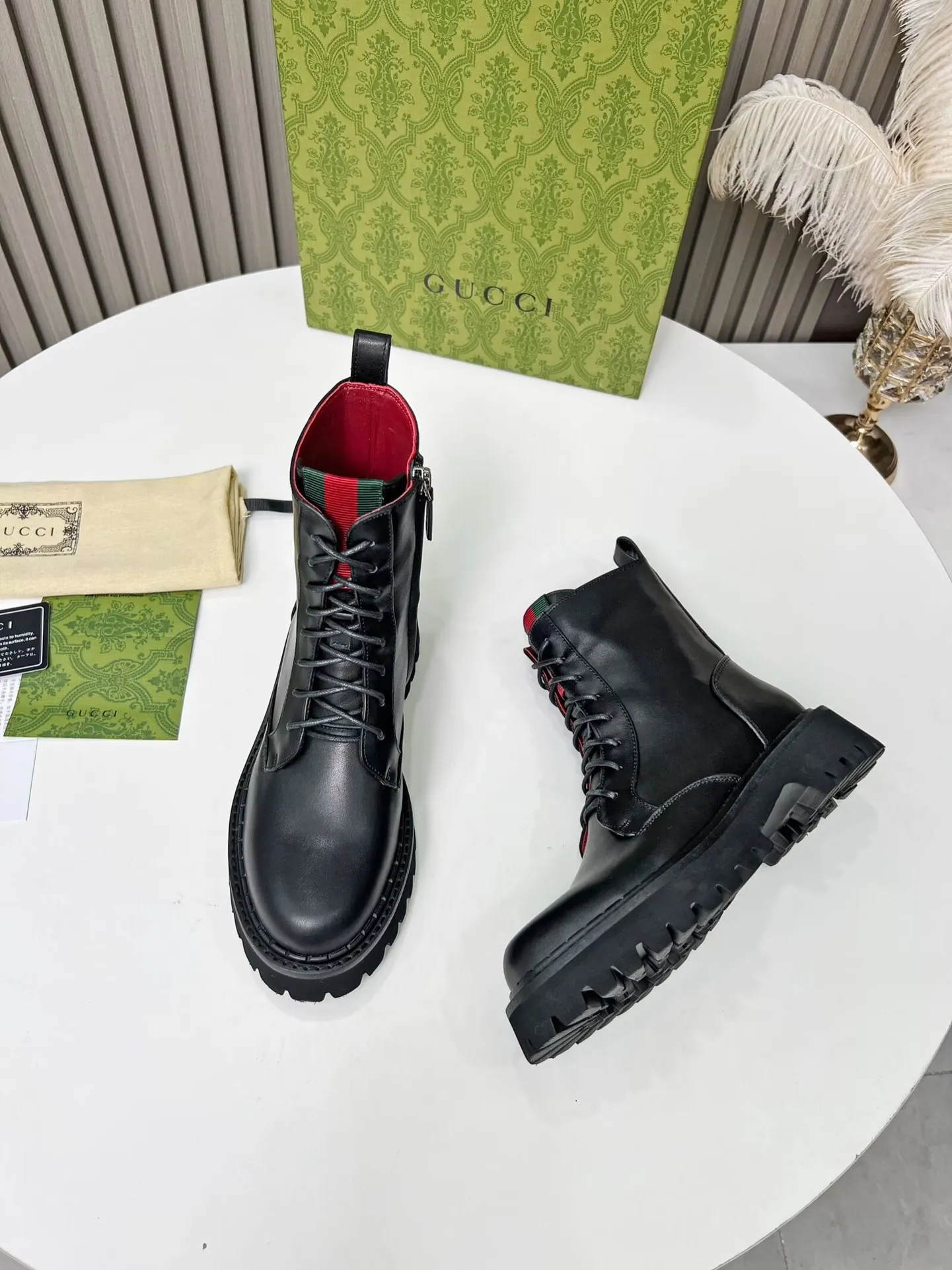 👟👟Ex-factory price 620👟👟 2025 latest version of Gucci GUCCI versatile strappy Martin boots, easy to put on and take off 'Branded webbing color matching Heel height: 5cm Fabric: cowhide/open edge beads Inner/foot pads: red cowhide 🐂 The outsole is made of foam outsole Color: black Code number: 34-40. 34 and 41 42 need to be customized Packaging: Comes with card and cloth bag.